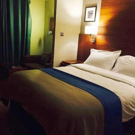 Otel Thorpe Park And 4*