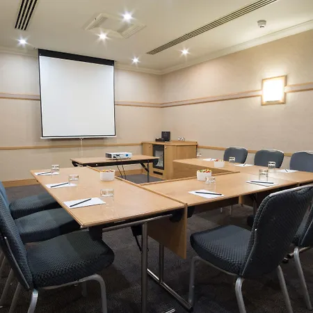 Thorpe Park And Отель Лидс