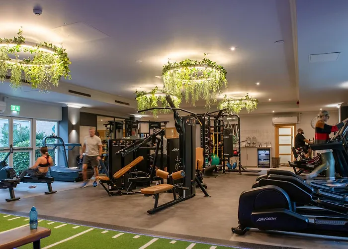 Thorpe Park And Отель Лидс